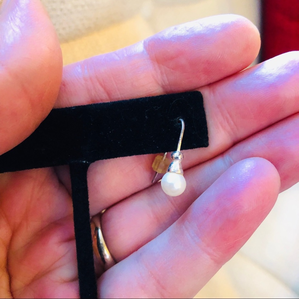 Drop pearl earrings